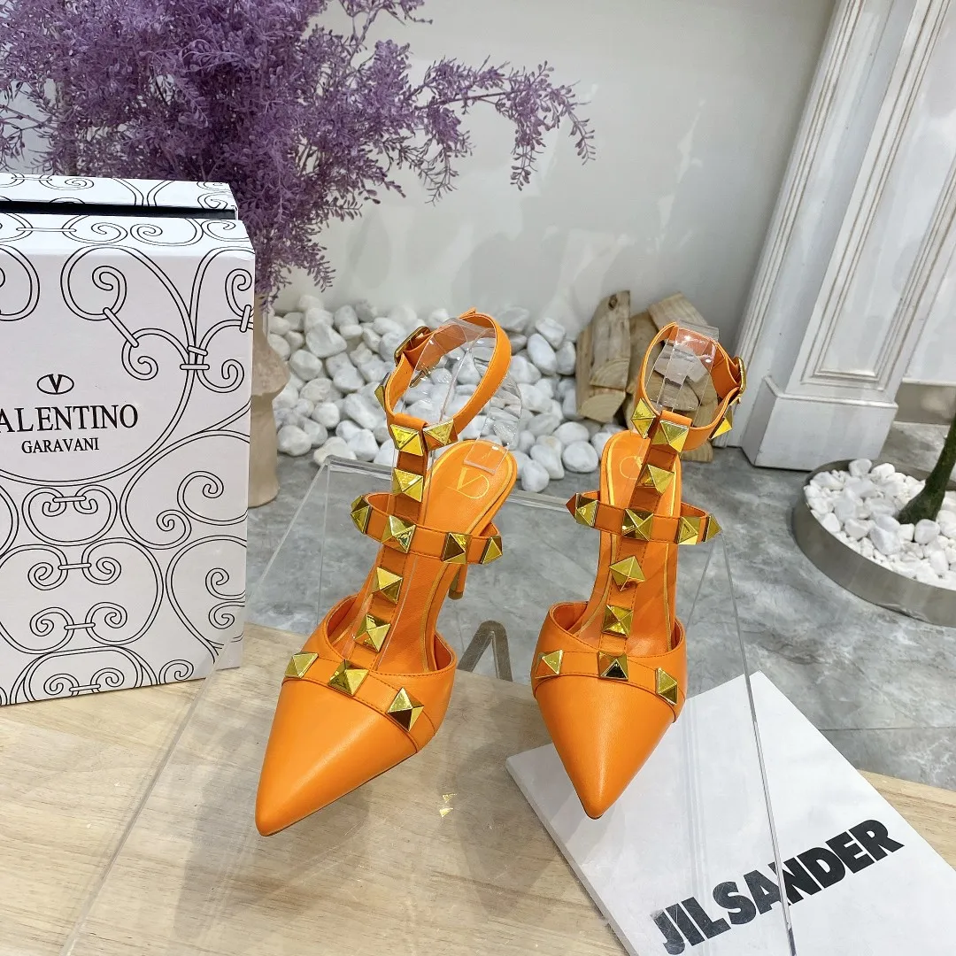👟👟Ex-factory price 400👟👟 Genuine leather sole +40 (buckle style +10) Valentino Spring and summer new rivet shoes are new☑️ —————————————— The latest golden big rivet elements are full of high-end! Extremely fashionable Heel height: 9.5cm Upper: Matt sheepskin Lining: Sheepskin lining Outsole: Italian genuine leather outsole, rubber sole optional Color: Two styles with 8 colors available Code number: 34-41 (34 and 42 are custom-made and non-returnable) Buckle style: +10 Slippers style: